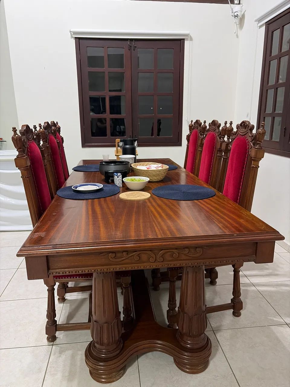 Mesa de Jantar com 8 cadeiras estilo colonial em Madeira Maciça - Imponente - Foto 5