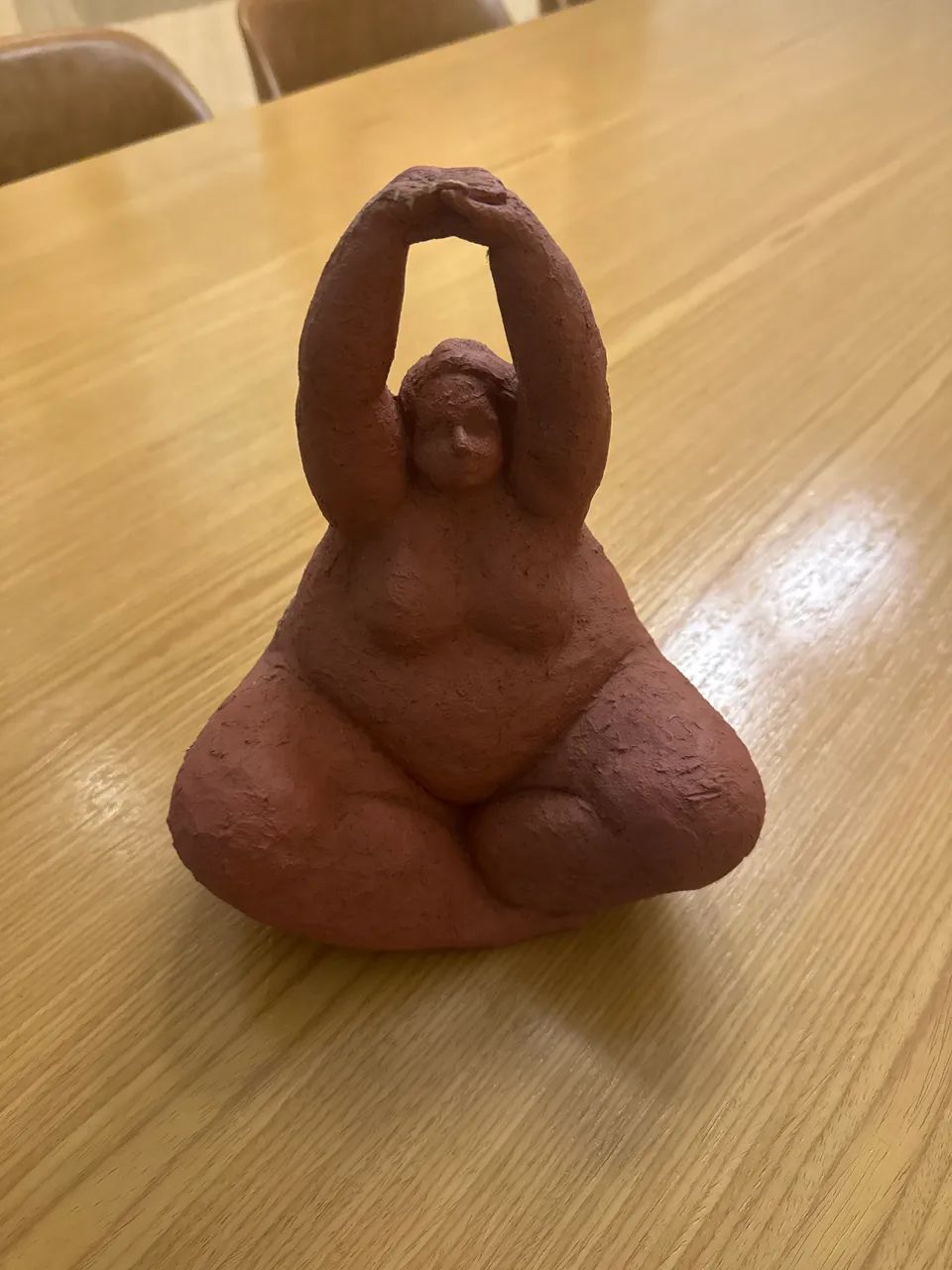 Objeto decoração de mulher gorda sentada
