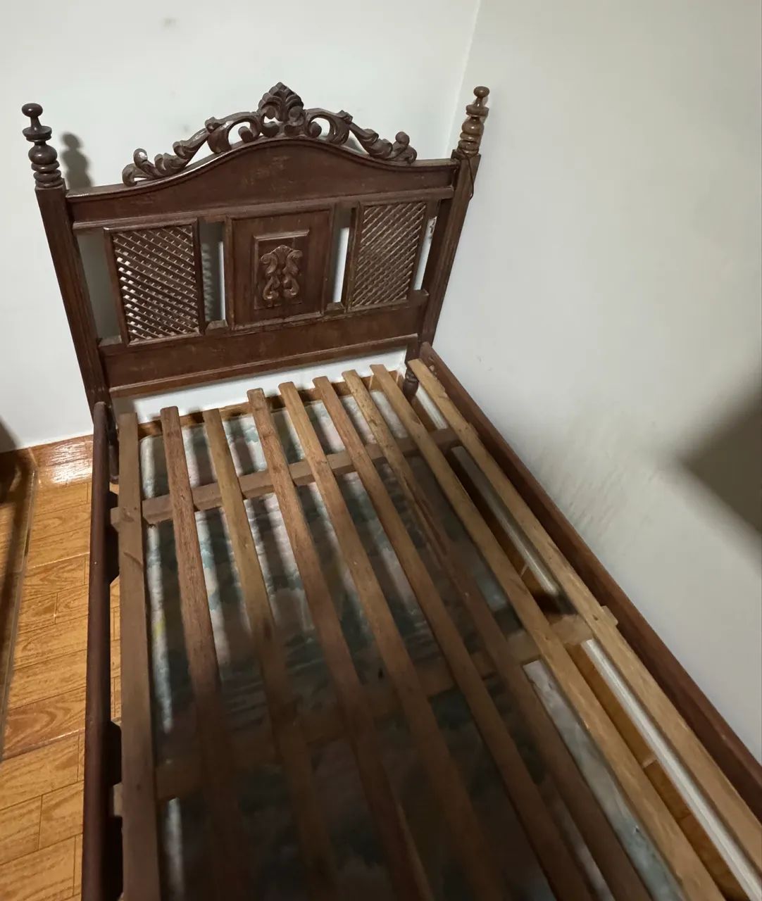 Cama de solteiro de sucupira