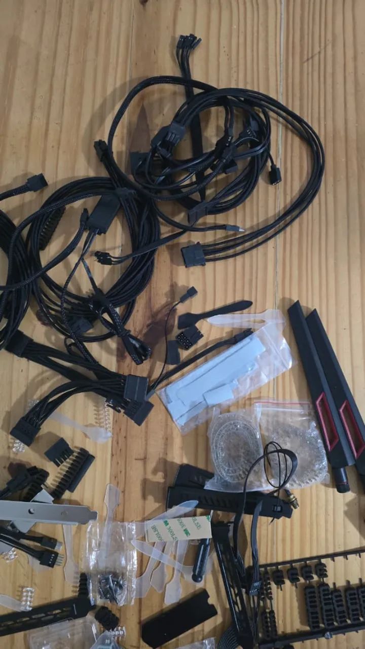 Lote de cabos, extensores, acessórios e ferramentas para PC e cabos custom