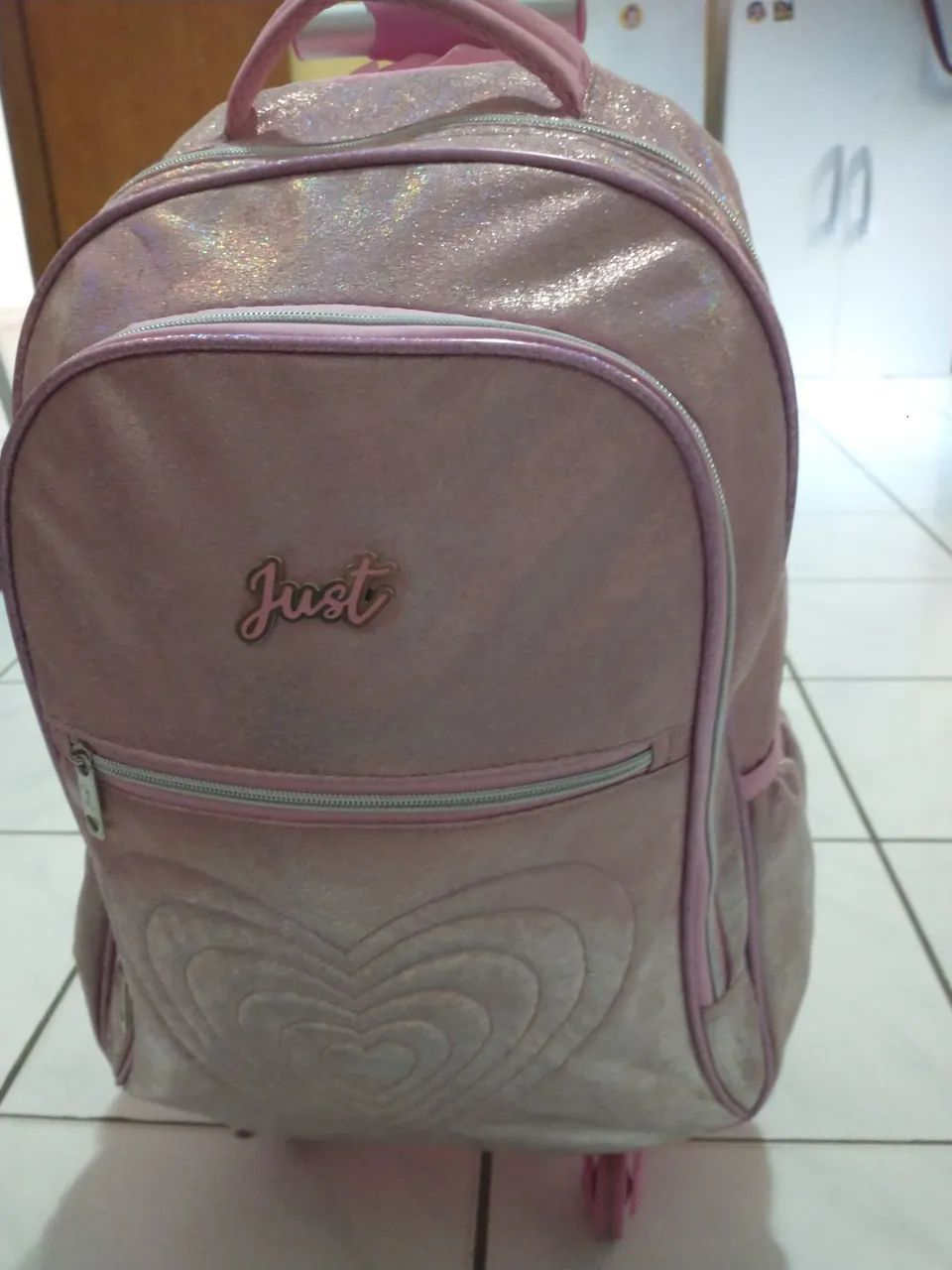 Mochila escolar de rodinhas bem conservada.