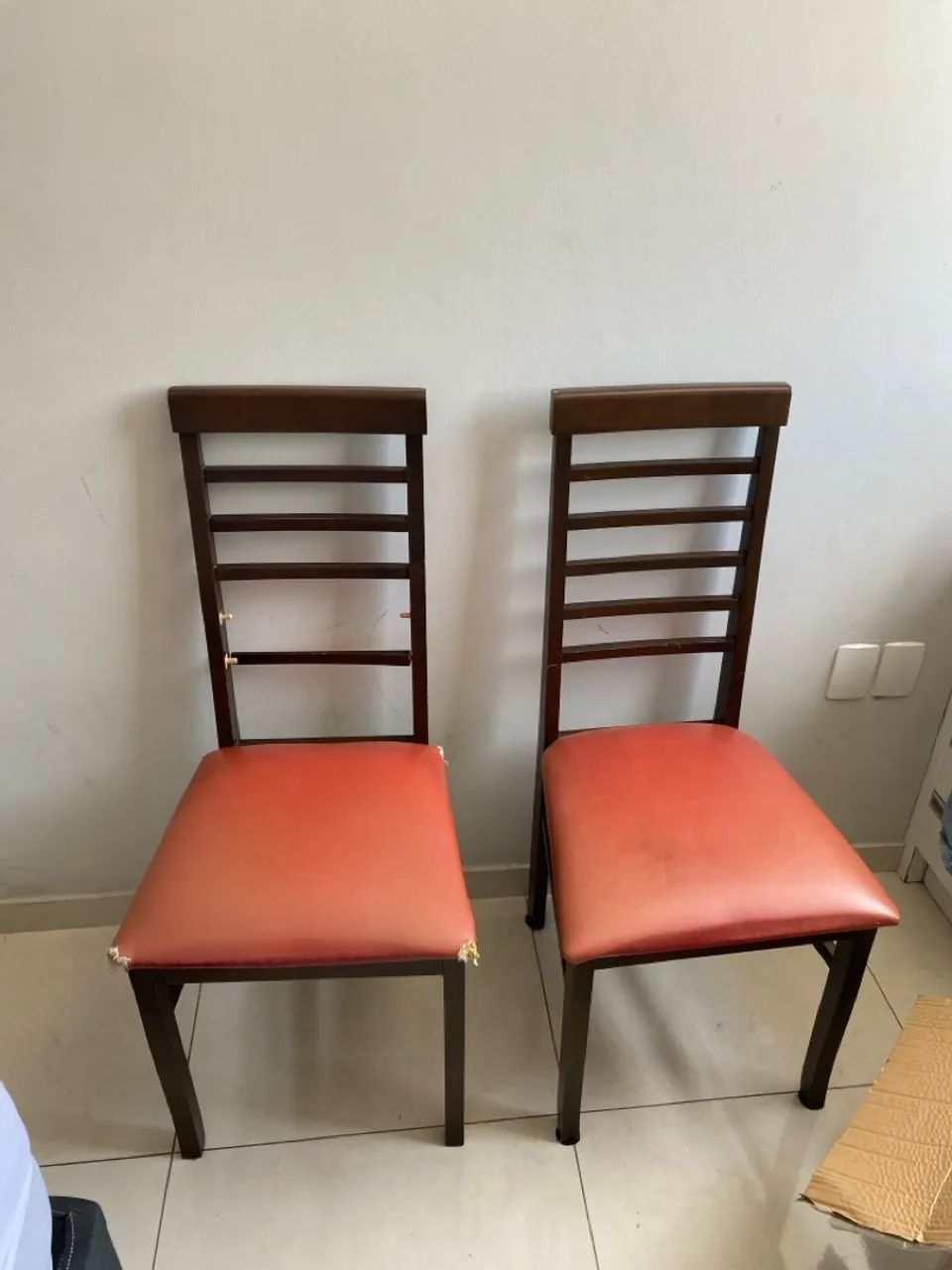 Vendo mesa com duas cadeiras  - Foto 2