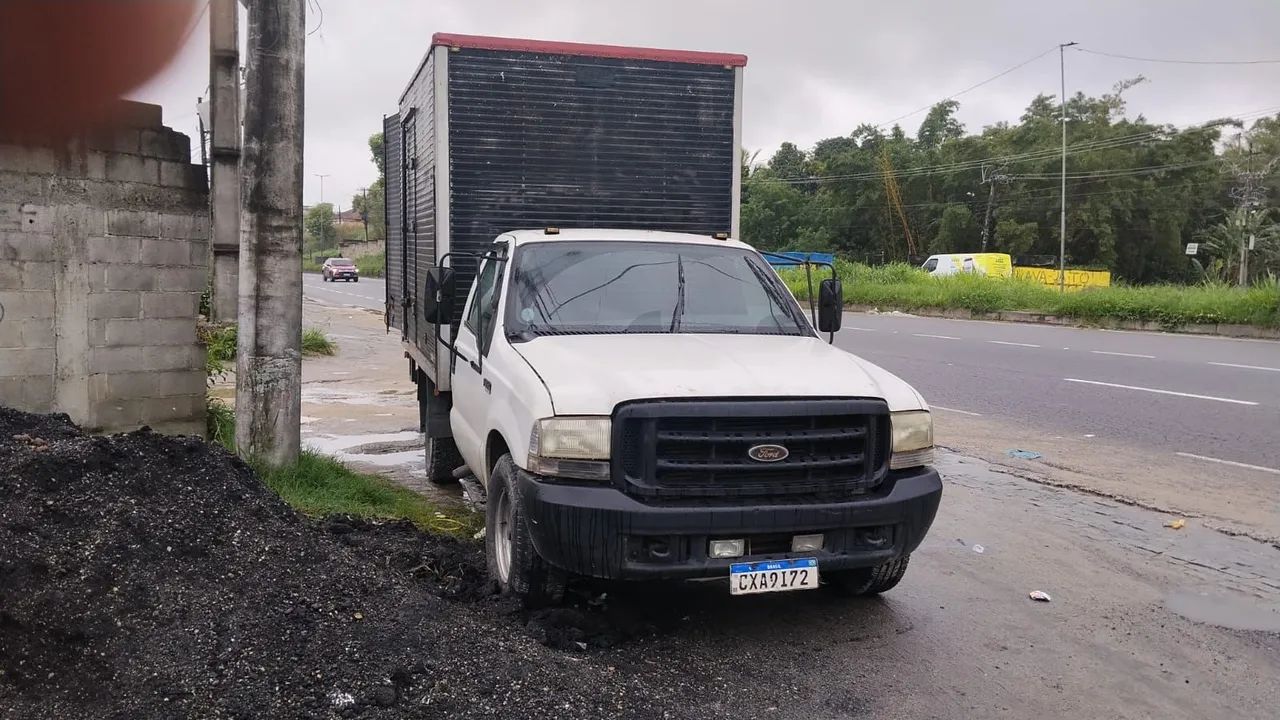 F350 com carroceria e baú 