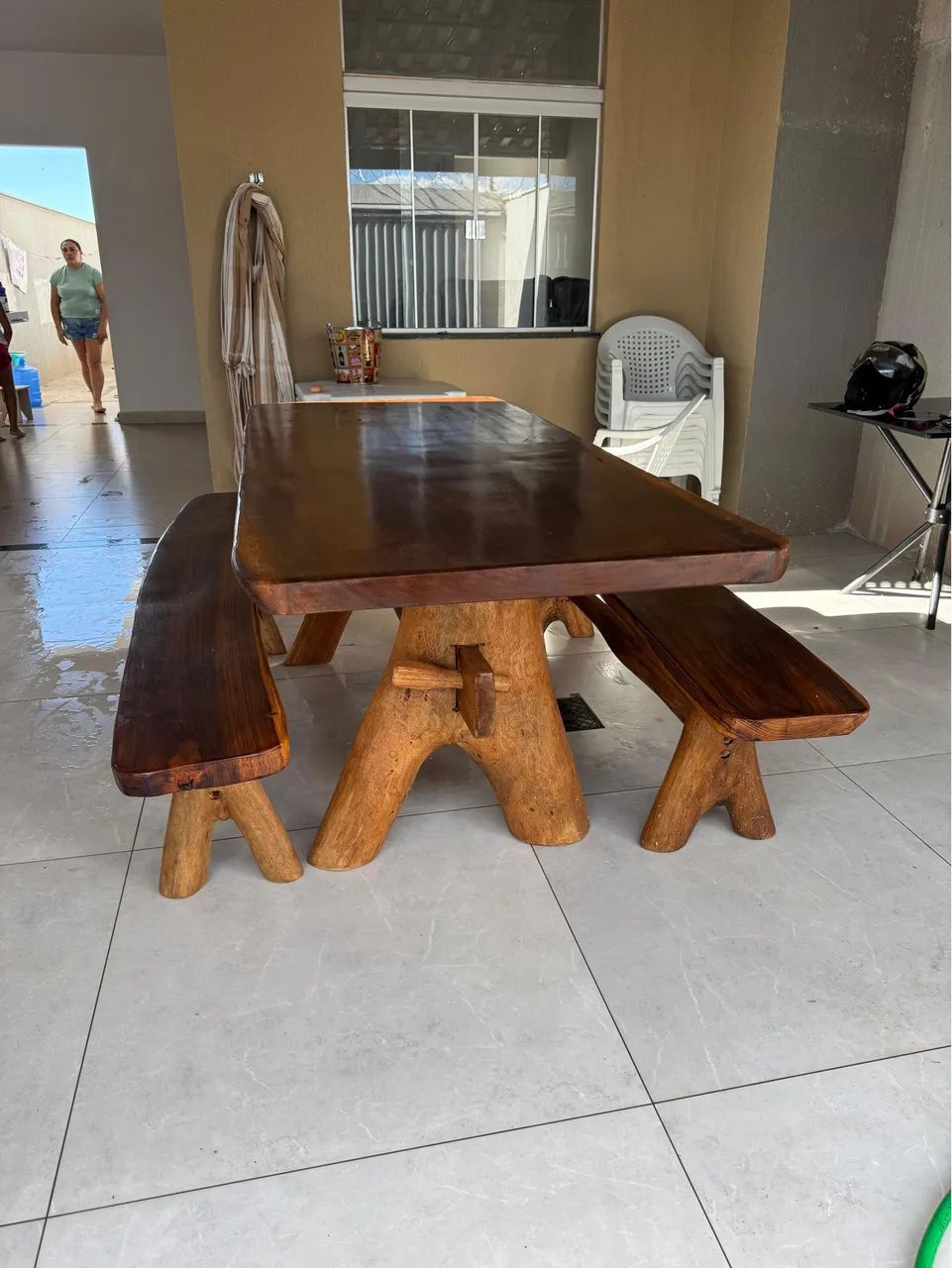 Mesa de Madeira Maciça com os bancos - Foto 2