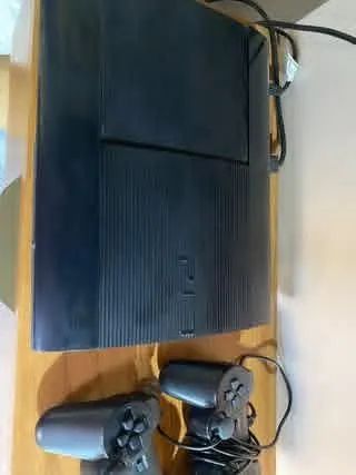 Ps3 slim , dois controles e desbloqueado.          250 gb  