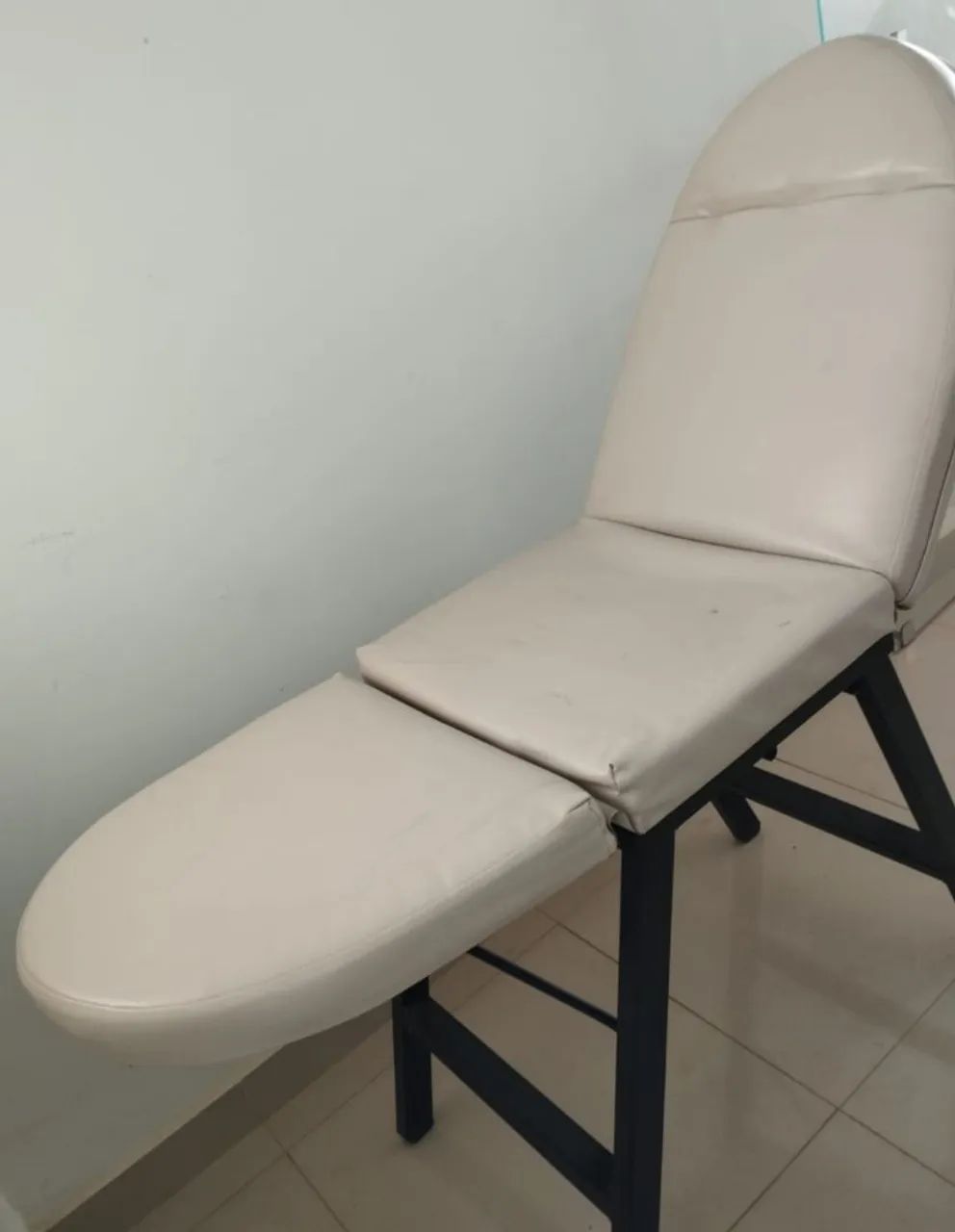 Vendo maca de procedimentos estéticos, com pés e cabeça reguláveis com 4 posições