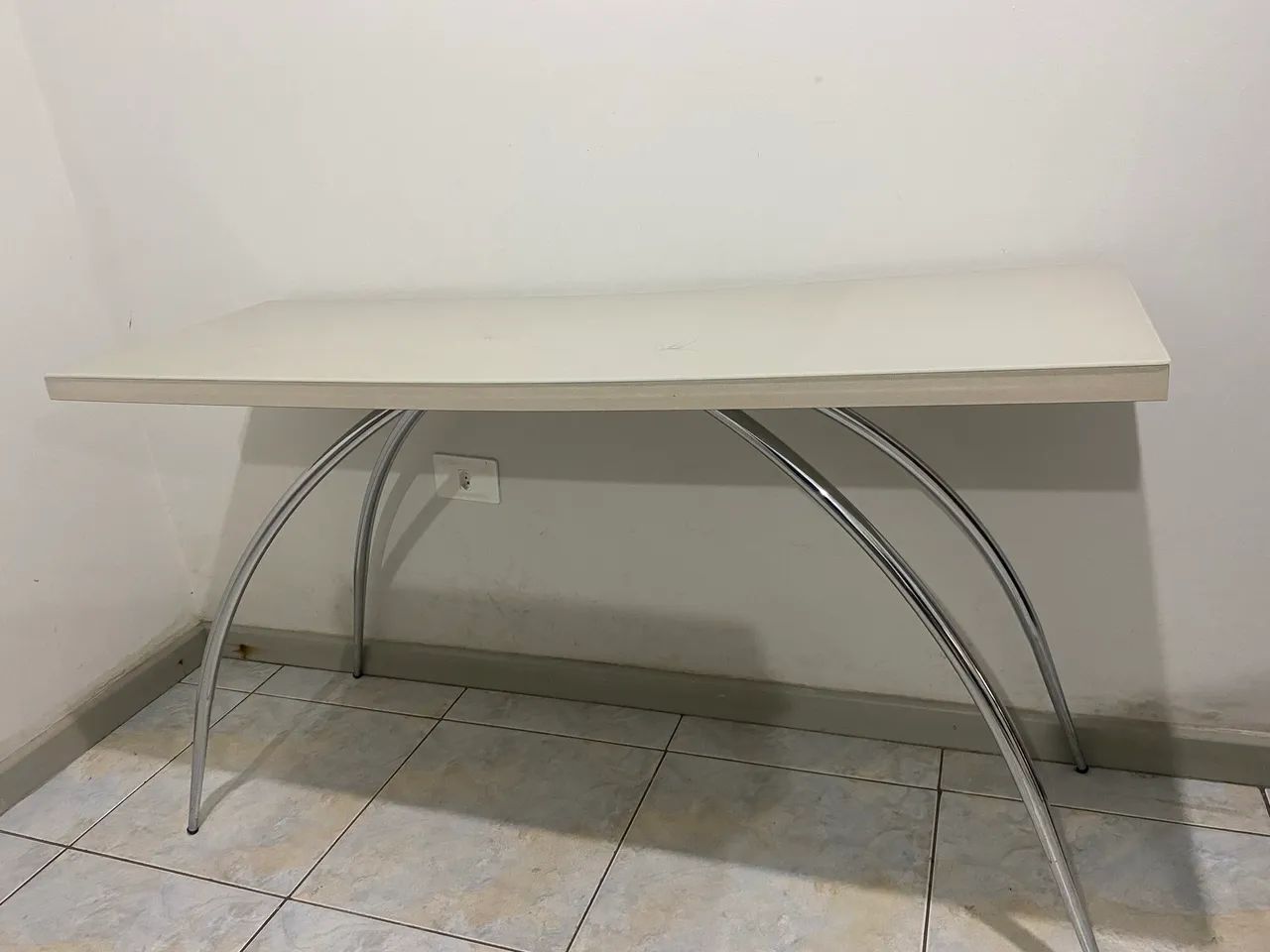 Vendo 3 itens, sofá retrátil, painel pra tv de 50 polegadas e aparador. - Foto 2