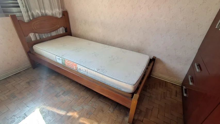 Cama de Solteiro em Mogno maciço com colchão usado