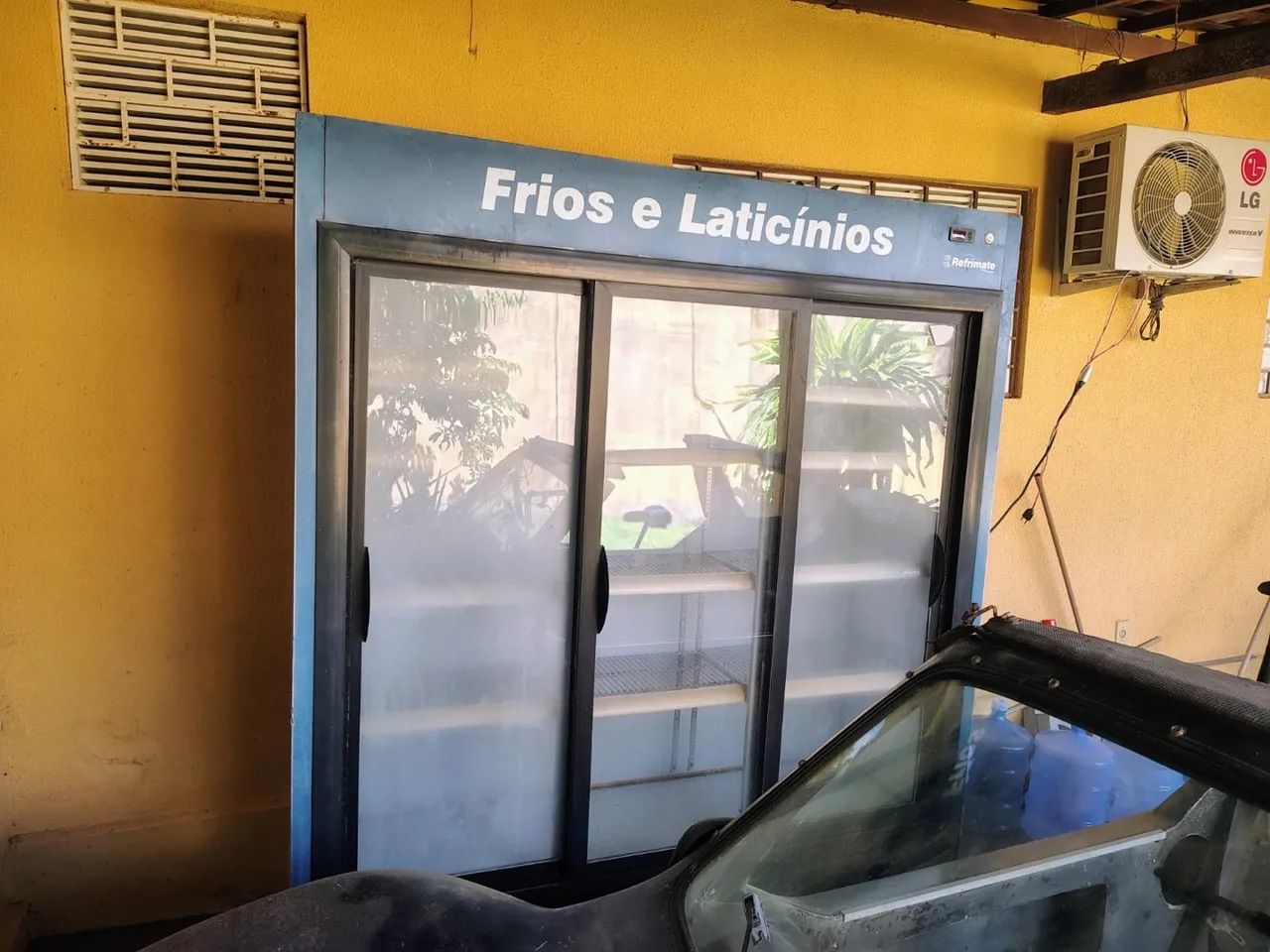 Expositor com 4 portas e 4 prateleiras