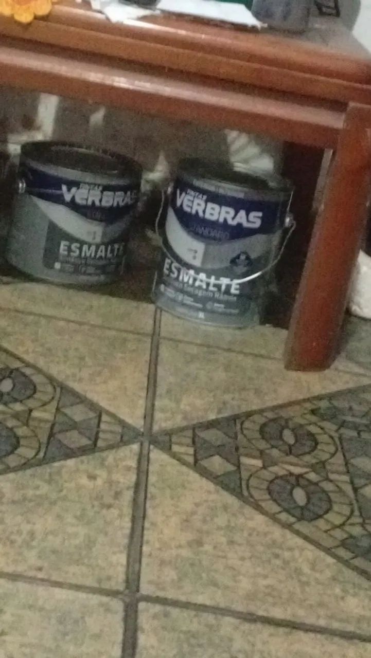 Venda se dois galões de tinta esmalte em da marca verbras