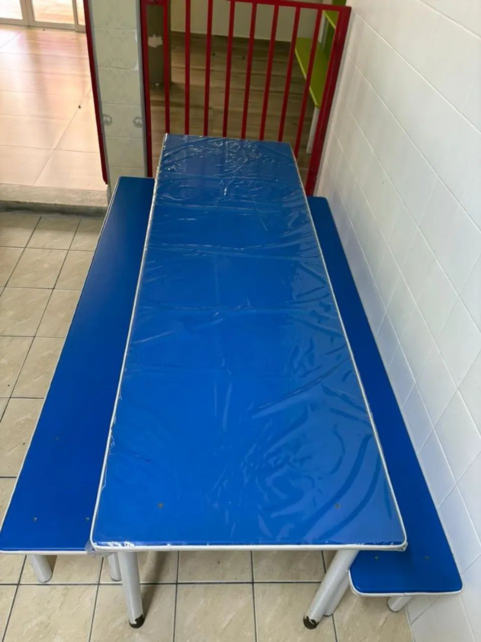 Mesa infantil com banco - Foto 2