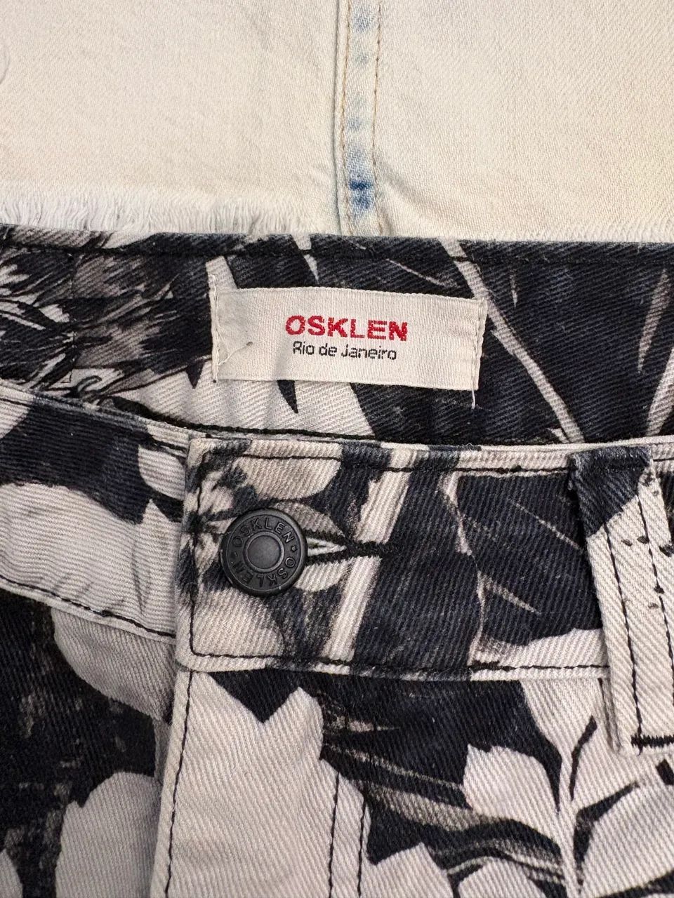 Mini saias Osklen e Lady Rock - modernas - jeans claro e estampado preto e branco - 40 - Foto 5