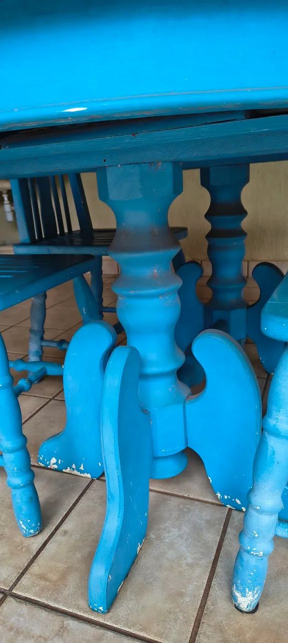 Mesa e 4 cadeiras. Vintage. Madeira maciça. PREÇO PRA VENDER! - Foto 3