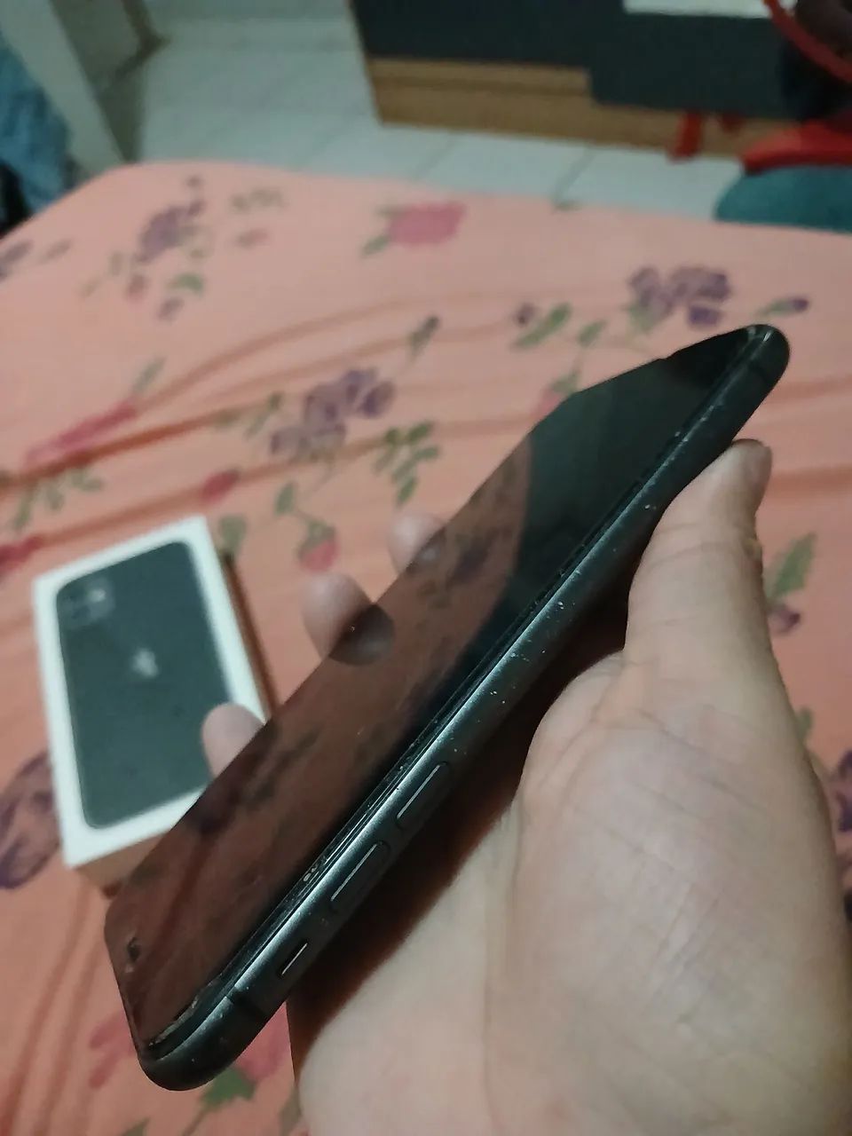 IPhone 11 ( tela trincada), pegando normalmente, valor 500 - Foto 2