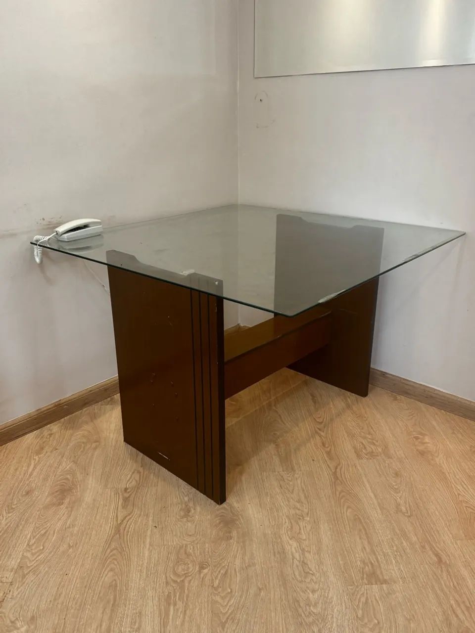 Mesa de Vidro com Base de Madeira (Sem Cadeiras) - Foto 3