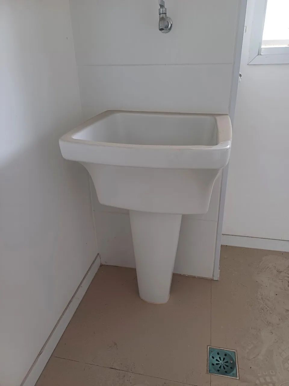 Tanque de louça com coluna