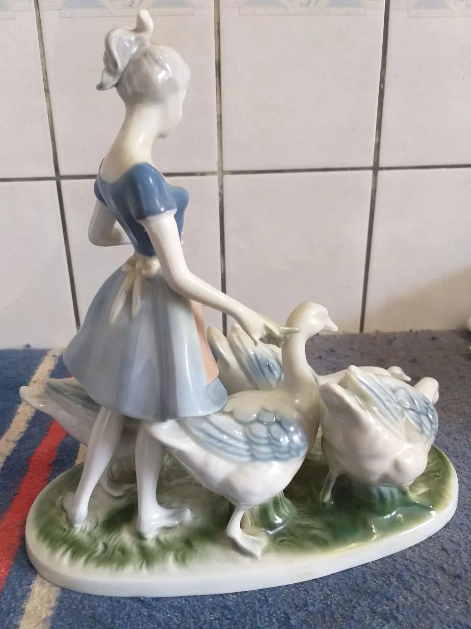 Estatueta em porcelana alemã Bavária, jovem camponesa com seus Gansos, peça de colecionado - Foto 4