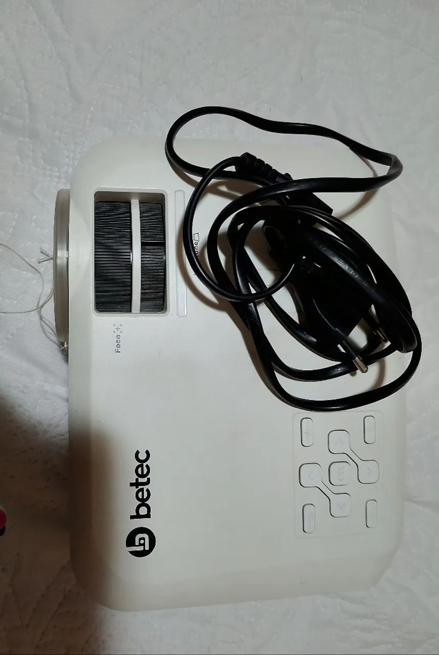 Projetor Bentec mod BT728A + tripé/ Banner + tripé  - Foto 2