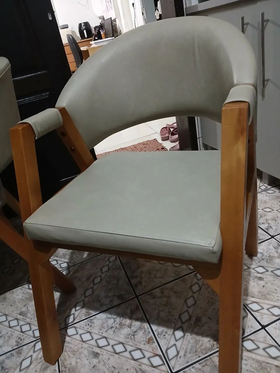 Cadeiras de madeira maciça. Cada R$ 490,00 - Foto 3