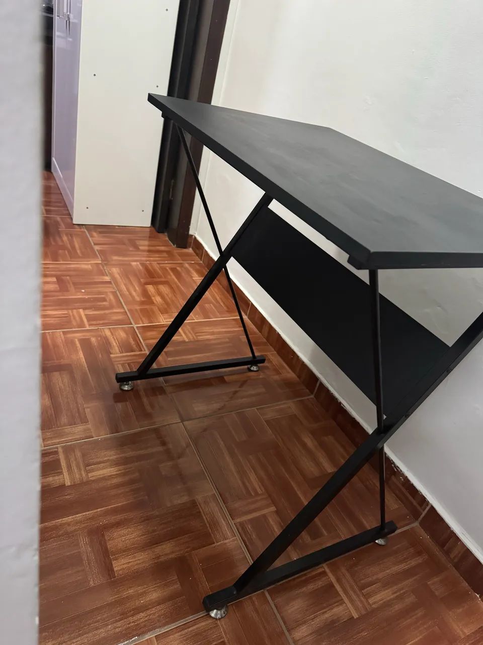 Mesa para Computador / Escritório - Compacta e Moderna