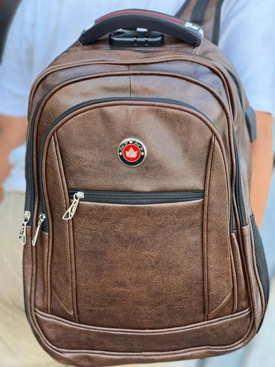 Mochila reforçada de material sintético com cabo USB  - Foto 5