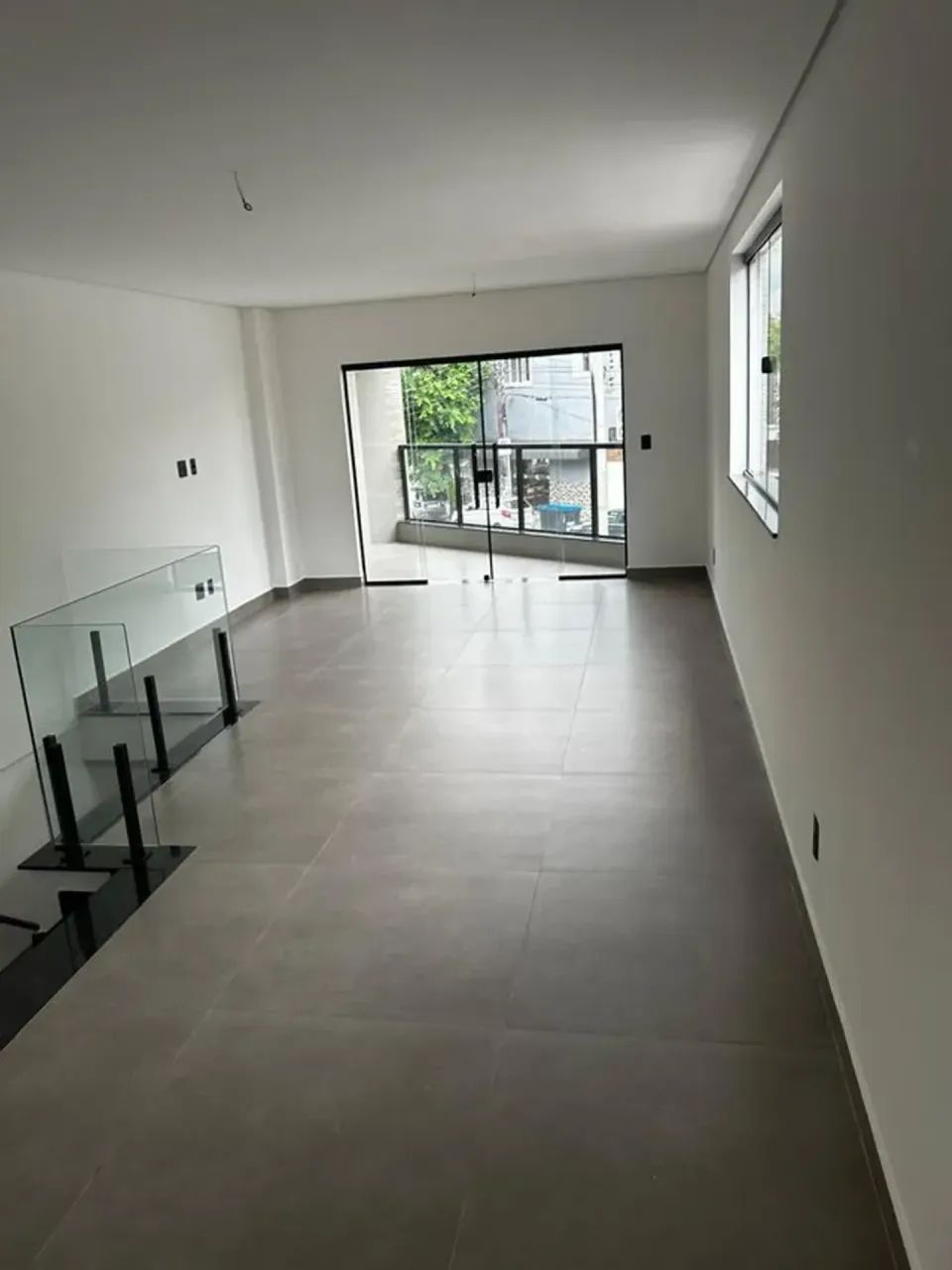 Linda casa sobreposta duplex, nova, com 3 suítes, piscina e churrasqueira - Foto 4