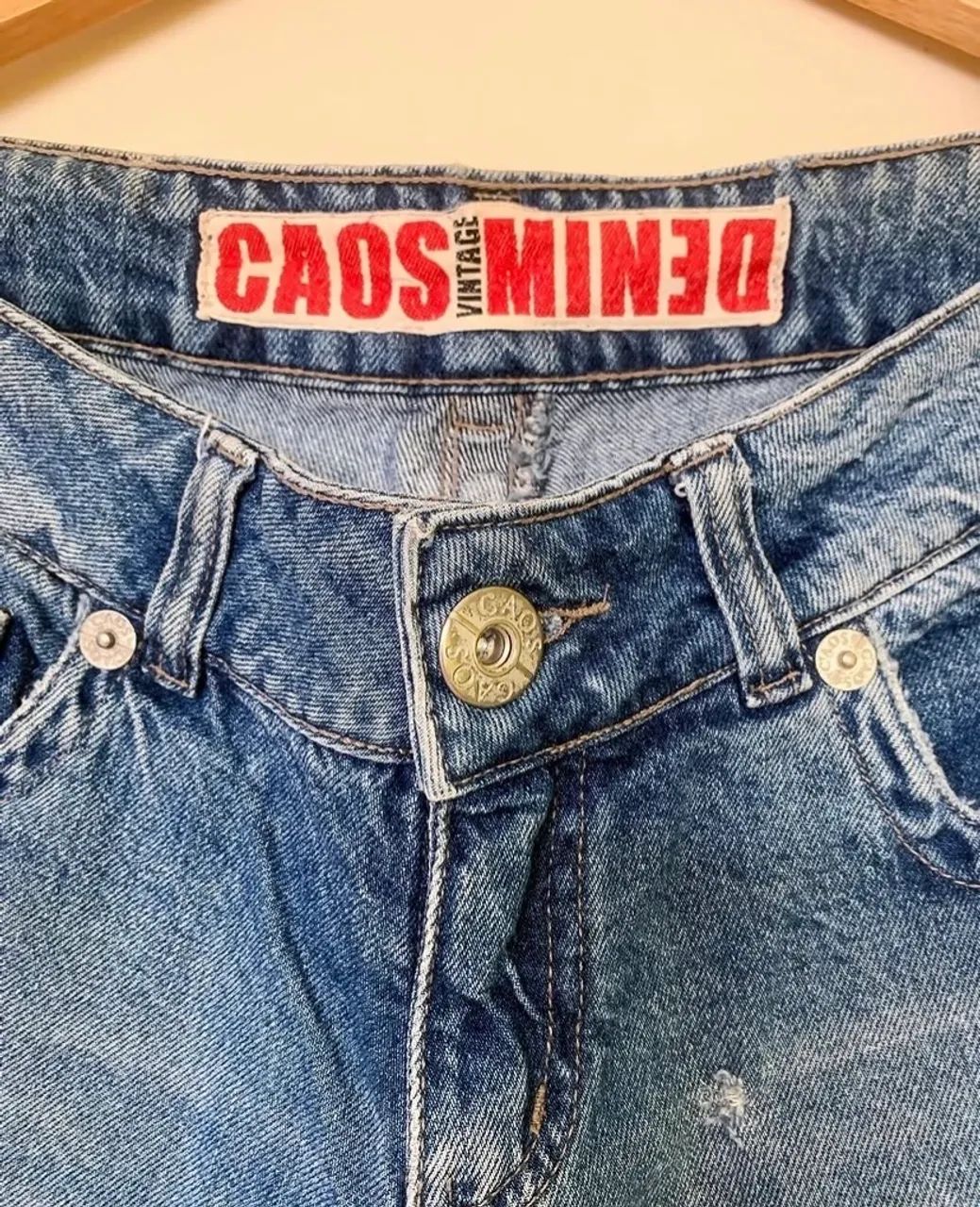 Calça jeans com tachas - Caos Denim - Foto 4
