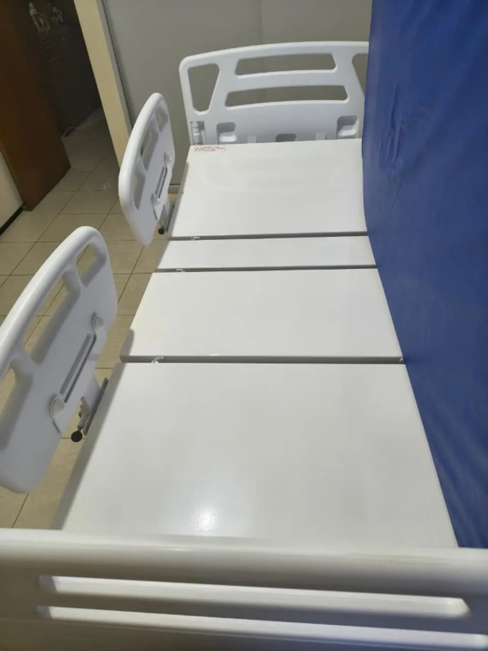 Cama hospitalar Grade PEAD - 3 Movimentos (Possui elevação VERTICAL do chão) 