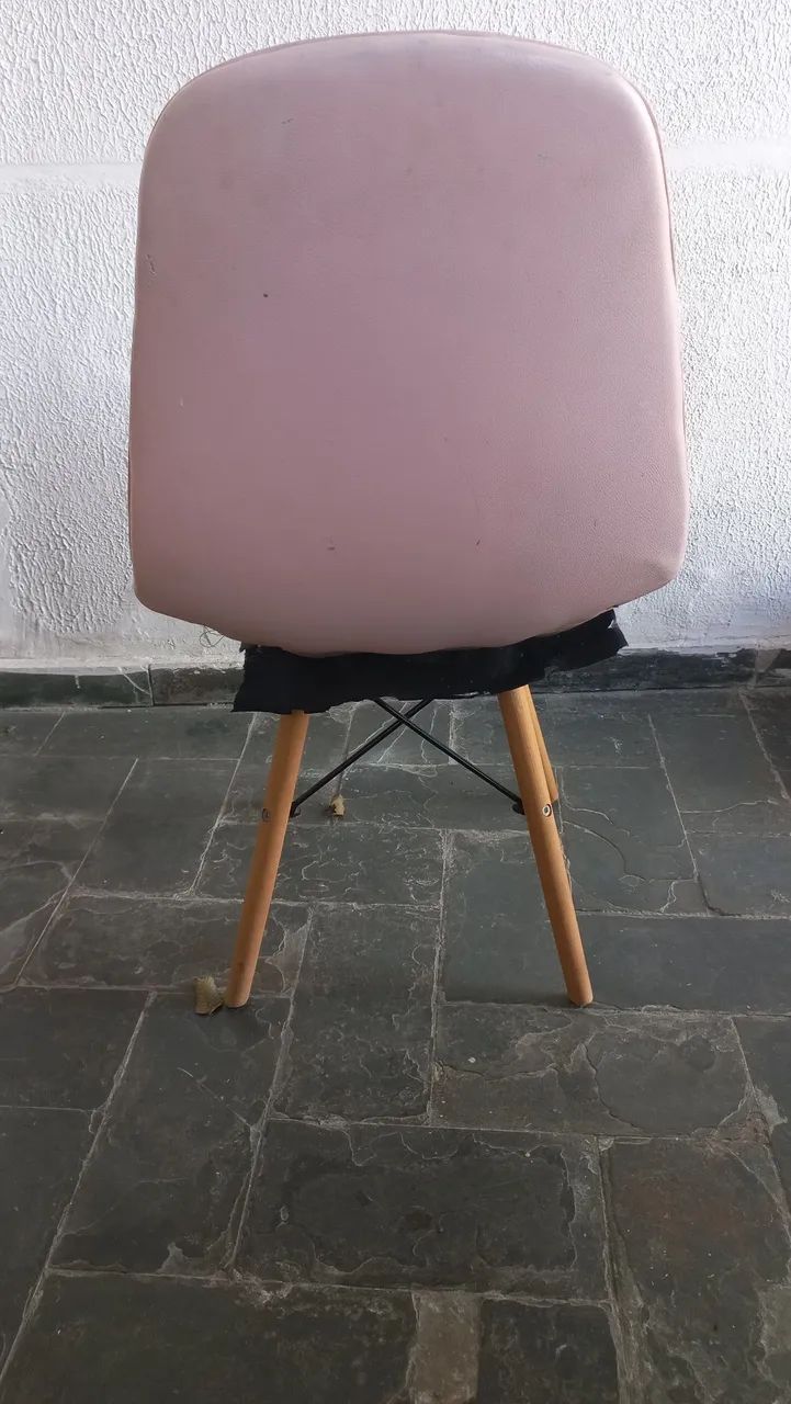 Cadeira Eames Eiffel Botonê - Rosa - Base De Madeira <br><br>Clara - Foto 2