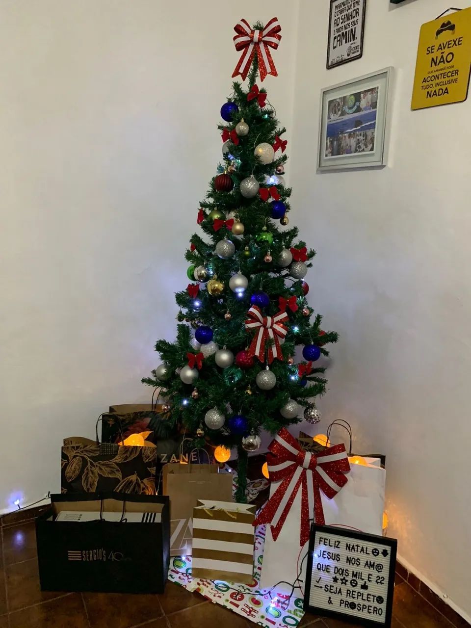 Árvore de Natal com enfeites - Foto 2