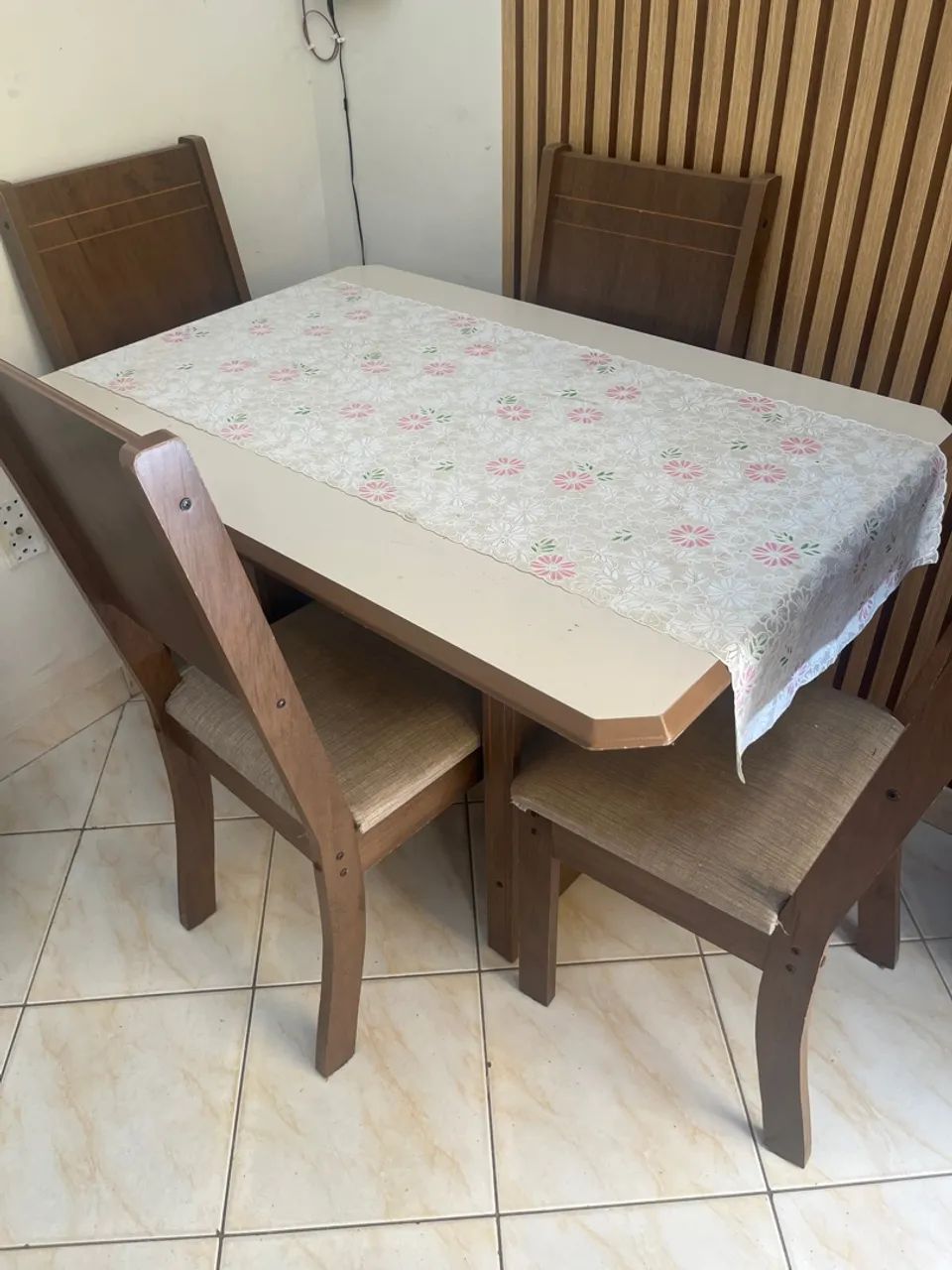 Mesa com quatro cadeiras 