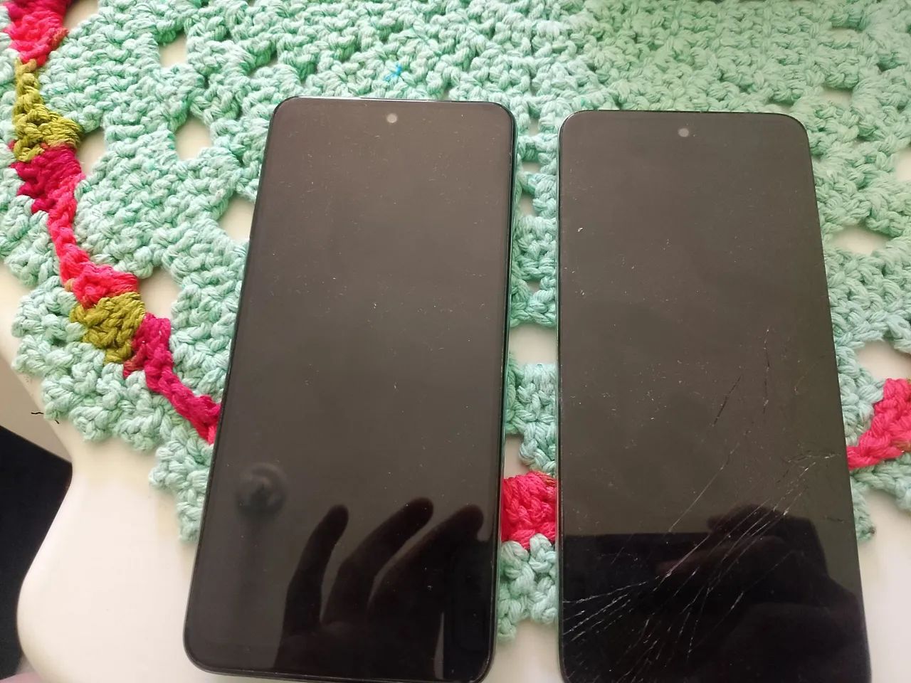 Vendo celular um tá funcionando normal e outro com a tela quebrada