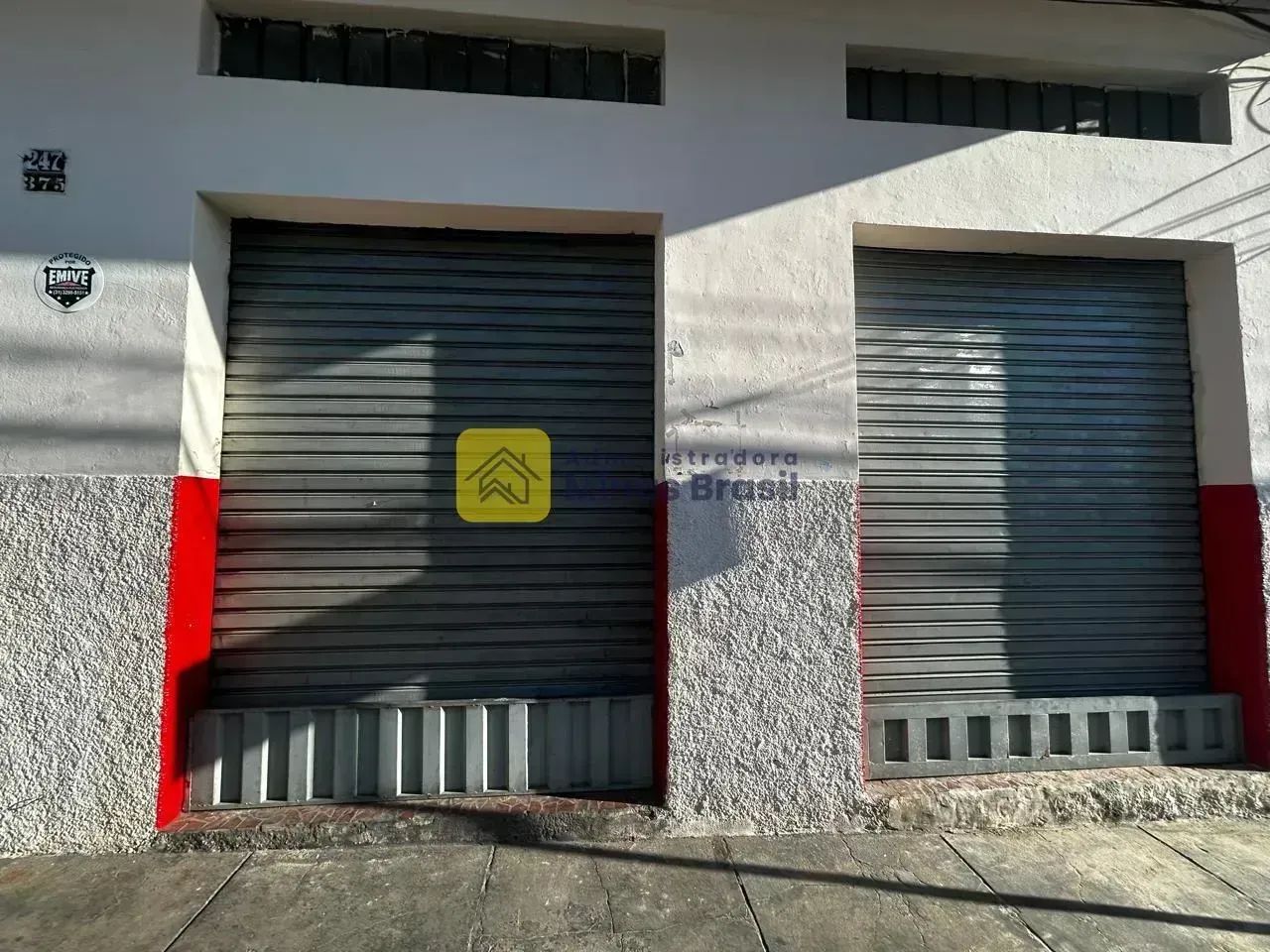 Loja com aproximadamente 80m²