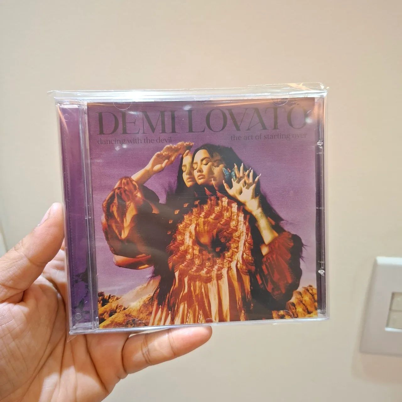 CD Demi Lovato - Dancing With The Devil - Capa ROXA - CDs, DVDs