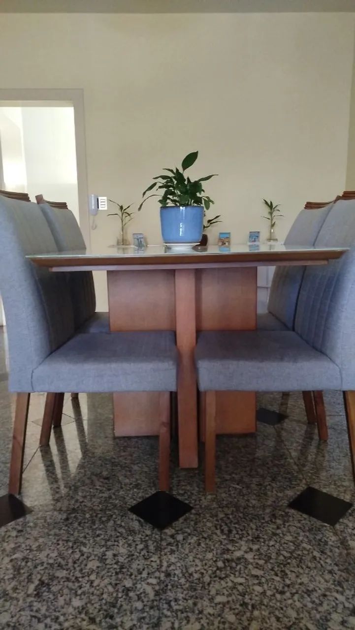 Mesa com 4 cadeiras 
