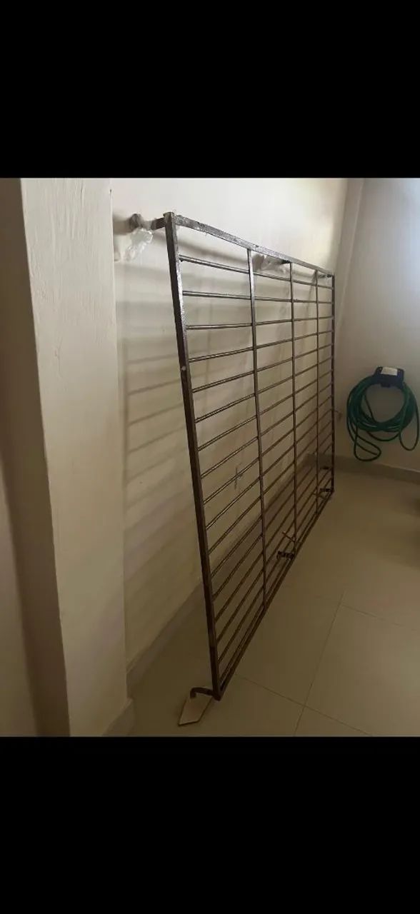 Grade de ferro maciço ótima qualidade.