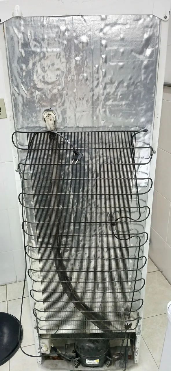 Freezer Eletrolux Vertical FE26 (para conserto) - Foto 4