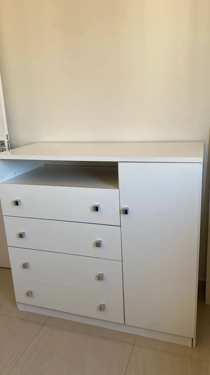 Cômoda com 4 gavetas e prateleiras laterais - Foto 2