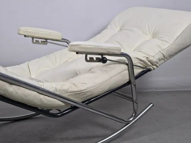 Chaise Longue Década de 60, contruida em aço cromado e tapeçaria courvin náutico - Foto 3