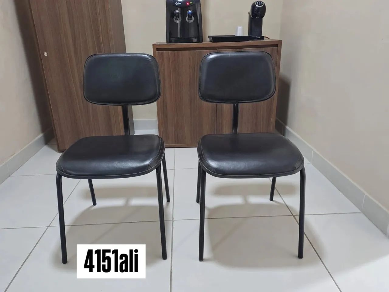Cadeiras de pés fixos, duas unidades.