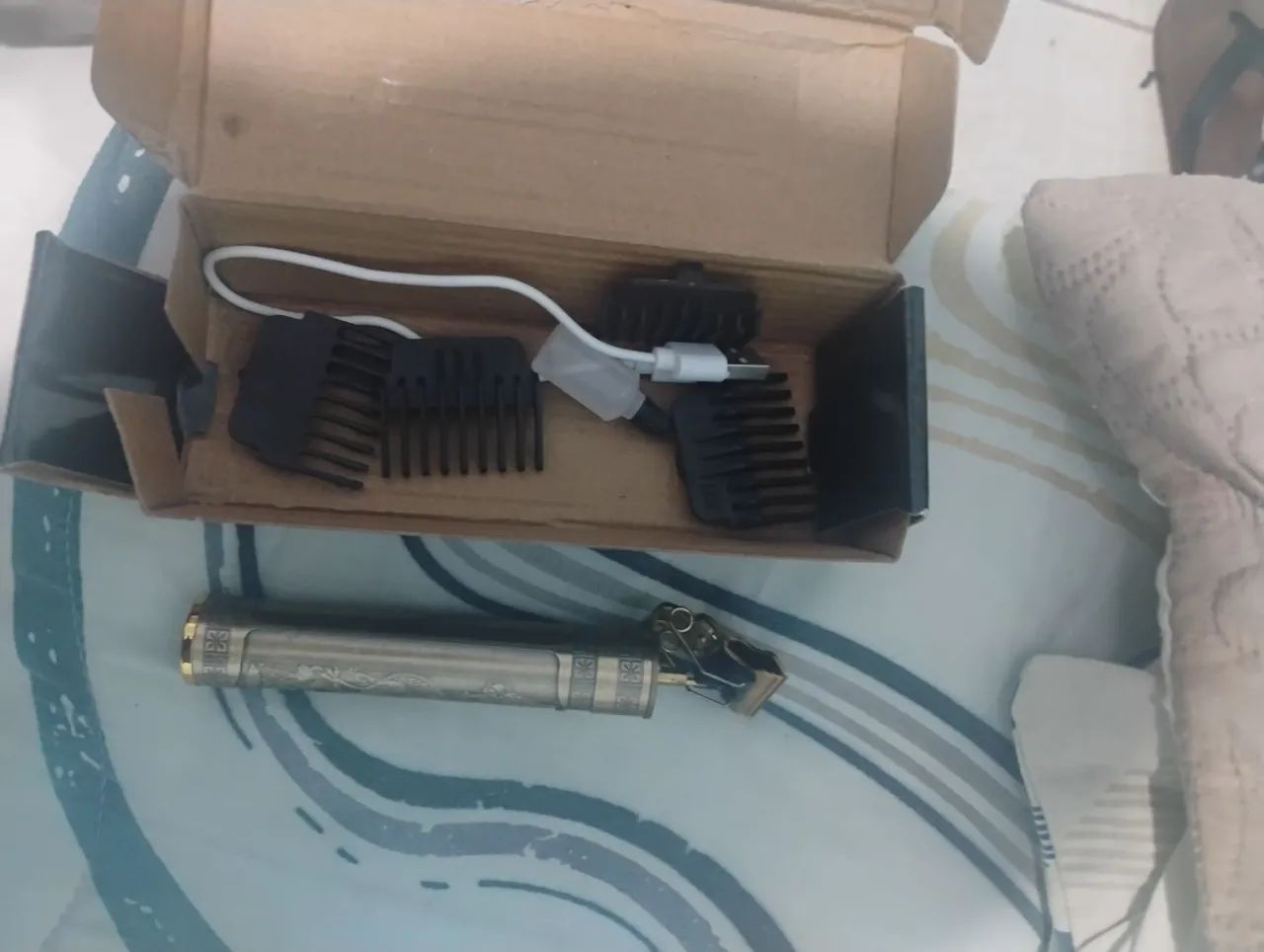 Máquina de cortar cabelo e barba. E relógio digital LED  - Foto 4