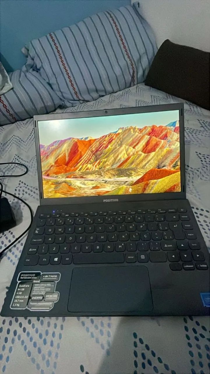 Vendo notebook positivo, com algumas marcas de uso funcionando perfeitamente