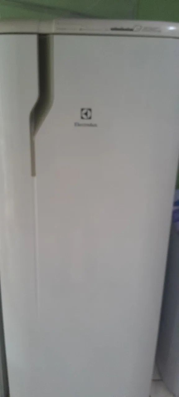 Geladeira simi nova  frustfree   funcionando perfeitamente 