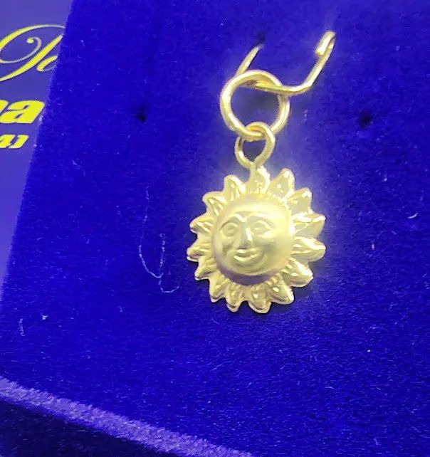 Pingente Sol Ouro 18 Kilates Peso 0.70 Gramas 12 mm uma face   - Foto 5