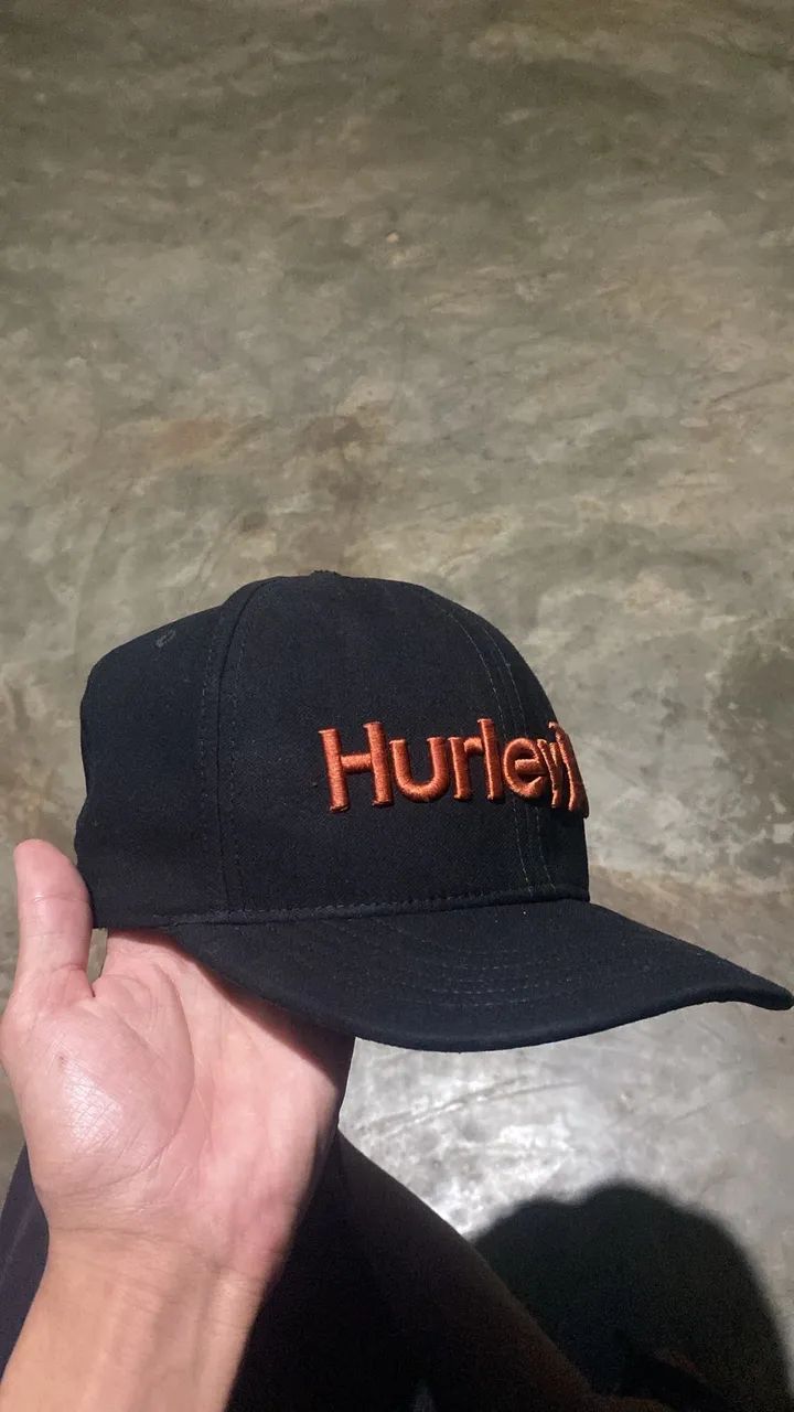 bone da hurley letreiro 