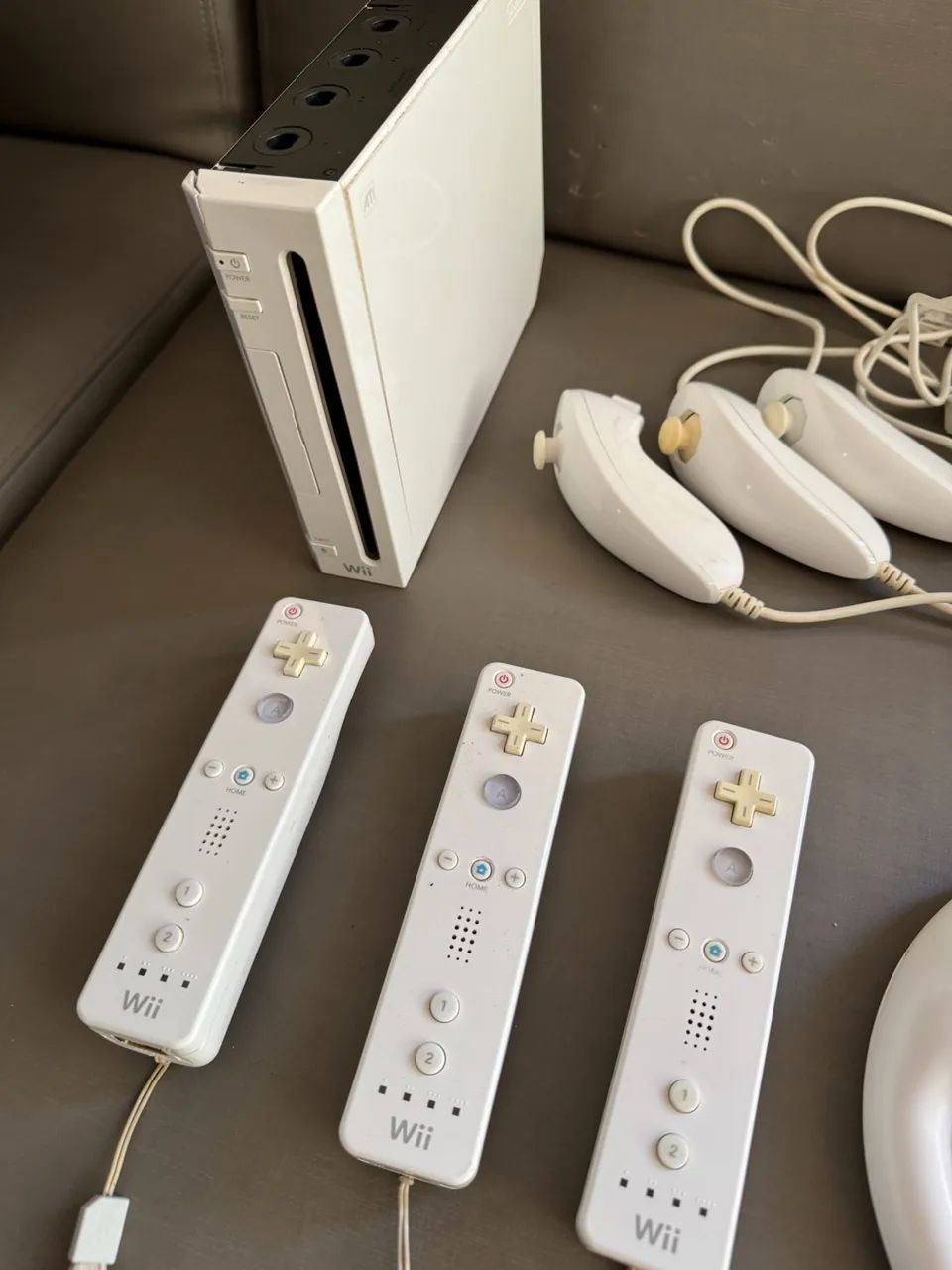 NINTENDO WII COMPLETO + 3 CONTROLES - Jogos de Vídeo Game