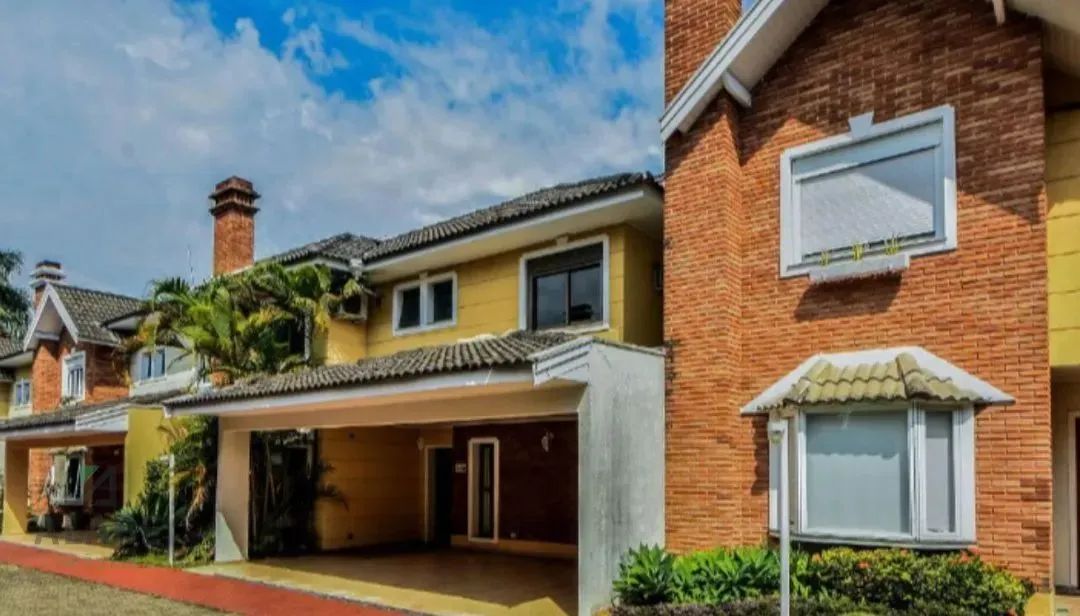 "Casa de Condomínio localizada na Granja Julieta 240m², 4 dormitórios, sendo 2 suítes, 3 v