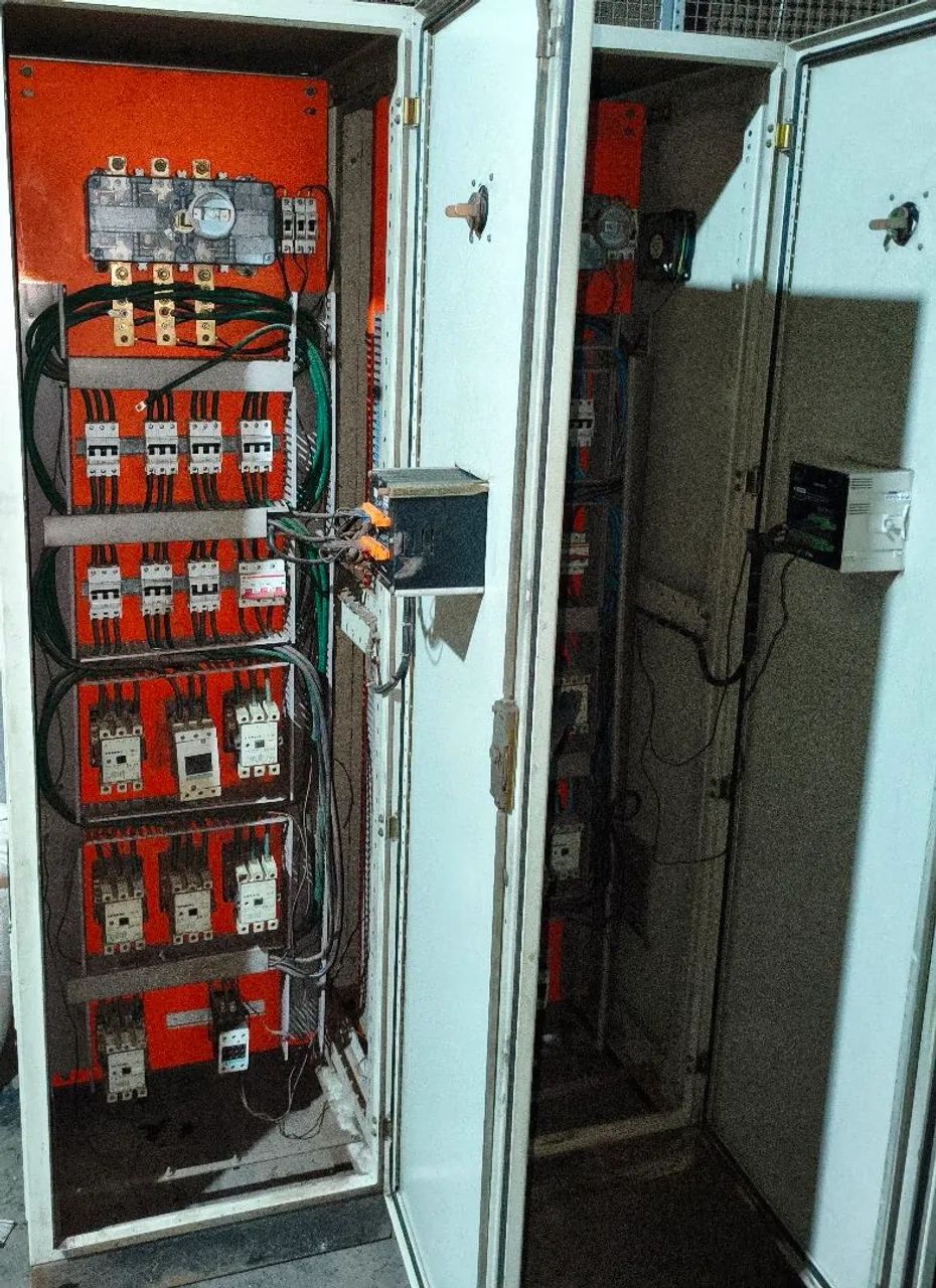 Banco de Capacitores Automático WEG 220V - Armário Duplo