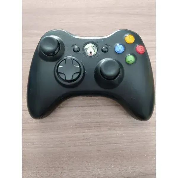 Controle Xbox 360 usado e original pegando tudo.