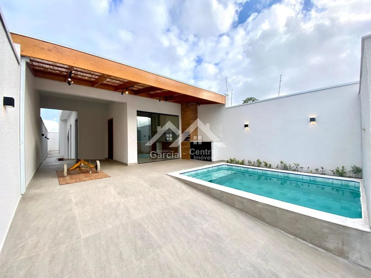 Casa nova com piscina em Peruíbe REF: 8408